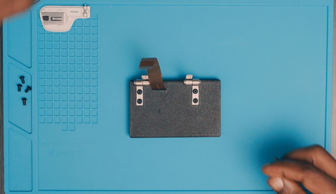 Secure the hinges with the M3 screws.