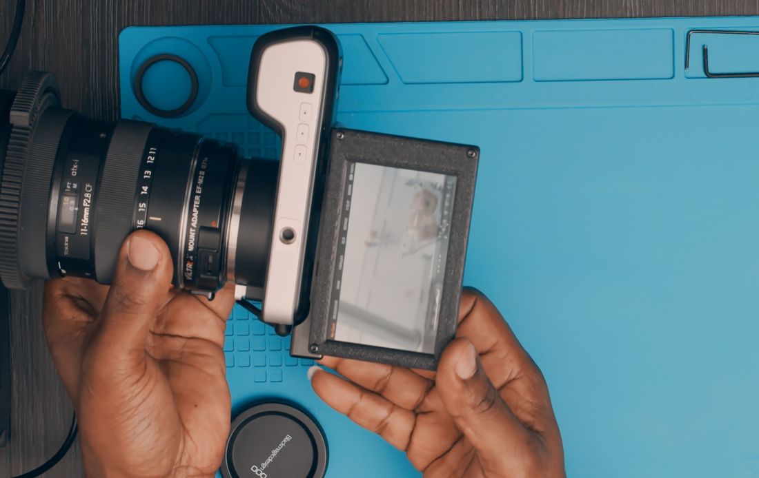 Flip the screen up. Confirm a live image is visible.